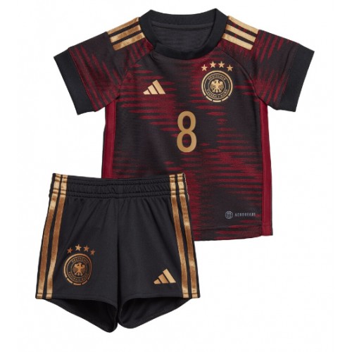 Tyskland Leon Goretzka #8 Bortaställ Barn VM 2022 Kortärmad (+ Korta byxor)